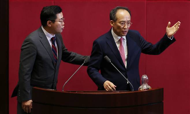 추경호 국민의힘 원내대표와 박찬대 더불어민주당 원내대표가 26일 서울 여의도 국회에서 열린 제418회국회(정기회) 제9차 본회의에서 국가인권위원회 한석훈 위원 선출안이 부결되는 투표결과가 나오자 의장석 앞으로 나와 대화하고 있다. 뉴시스