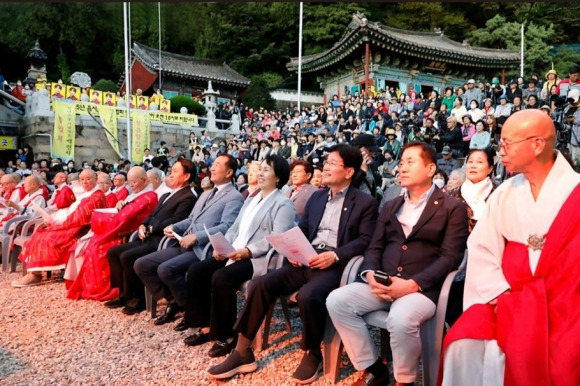 산사음악회에 참석해 주민과 즐거움을 나누는 김용일 의원 (앞줄 오른쪽에서 세 번째)