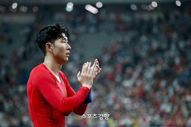 손흥민을 비롯한 한국 축구대표팀 5일 서울월드컵경기장에서 열린 2026 북중미 월드컵 아시아 3차 예선 B조 1차전 팔레스타인과의 경기를 마치고 팬들에게 인사하고 있다. 2024.09.05 문재원 기자