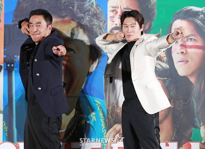 배우 류승룡, 진선규가 24일 오전 서울 광진구 롯데시네마 건대입구점에서 진행된 영화 '아마존 활명수'(감독 김창주) 제작보고회에 참석해 질문에 답하고 있다.  집에서도 회사에서도 구조조정 대상인 전 양궁 국가대표 진봉(류승룡)이 한국계 볼레도르인 통역사 빵식(진선규)과 신이 내린 활 솜씨의 아마존 전사 3인방을 만나 제대로 한 방 쏘는 코믹 활극 '아마존 활명수'는 10월 30일 개봉한다. /2024.09.24 /사진=이동훈