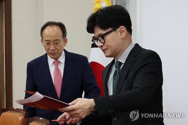 최고위 참석하는 한동훈 대표 (서울=연합뉴스) 김주성 기자 = 국민의힘 한동훈 대표와 추경호 원내대표가 26일 오전 서울 여의도 국회에서 열린 최고위원회의에 참석하고 있다. 2024.9.26 utzza@yna.co.kr