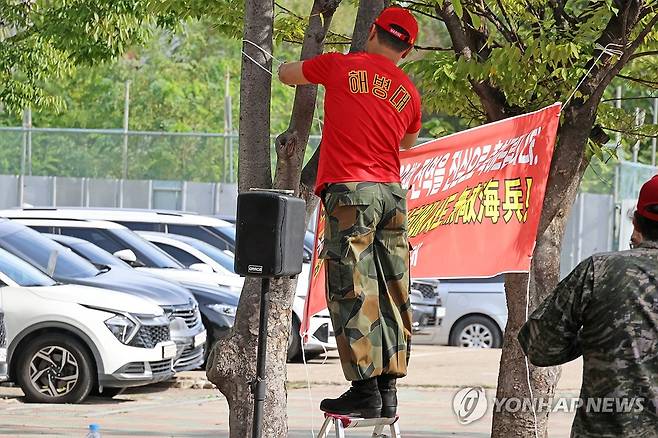 현수막 철거 (포항=연합뉴스) 손대성 기자 = 실종자 수색 중 순직한 해병대 채상병 동기 1292기의 전역일인 26일 경북 포항시 남구 상도동 포항시외버스터미널 앞에서 해병대예비역연대가 채상병 추모 메시지 남기기 부스를 마련했으나 응하는 전역자가 없어 철거하고 있다. 2024.9.26 sds123@yna.co.kr