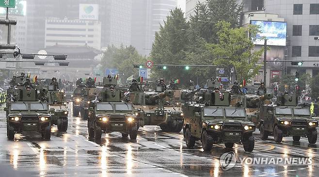 시가행진하는 포병 제대 (서울=연합뉴스) 건군 75주년 국군의 날 기념행사가 열린 26일 K55A1 자주포, K9 자주포 등 포병 장비들이 서울 중구 세종대로에서 시가행진하고 있다. 2023.9.26 [사진공동취재단] photo@yna.co.kr