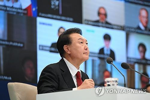 윤석열 대통령, AI 서울 정상회의 참석  윤석열 대통령이 2024년 5월 21일 청와대 영빈관에서 'AI 서울 정상회의'에 화상으로 참석하고 있다. [대통령실 제공. 재판매 및 DB 금지]