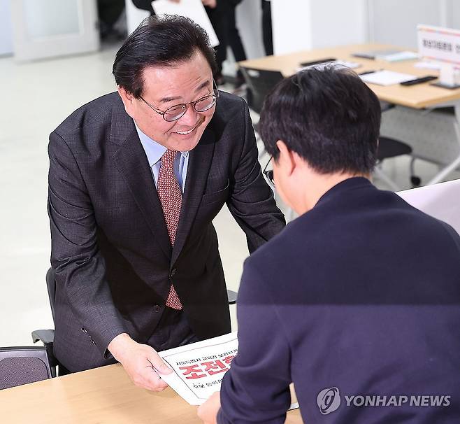 후보 등록 서류 제출하는 조전혁 (서울=연합뉴스) 류영석 기자 = 서울시교육감 보궐선거 후보 등록일인 26일 오전 보수진영 단일화 후보인 조전혁 전 한나라당 의원이 서울 종로구 서울특별시선거관리위원회를 찾아 등록 서류 봉투를 제출하고 있다. 2024.9.26 ondol@yna.co.kr