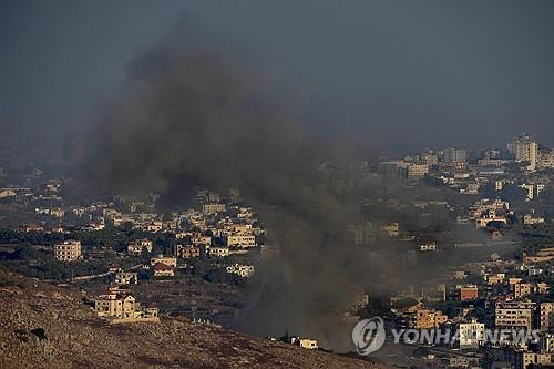 헤즈볼라 공습으로 포연에 휩싸인 레바논 남부  [AP=연합뉴스 자료사진. 재판매 및 DB금지]