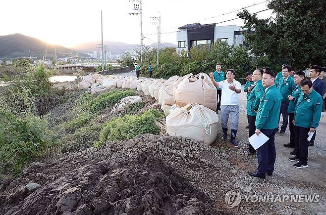 김해시 호우 피해지역 점검하는 이한경 본부장 (서울=연합뉴스) 이한경 행정안전부 재난안전관리본부장이 23일 경남 김해시 일원을 방문해 조만강 피해 현장을 둘러보고 있다. 2024.9.23 [행정안전부 제공. 재판매 및 DB금지] photo@yna.co.kr