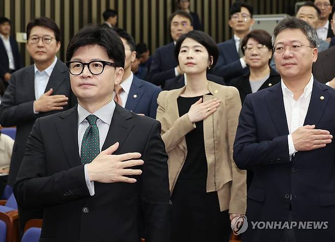 국기에 대한 경례 (서울=연합뉴스) 신준희 기자 = 국민의힘 한동훈 대표가 26일 국회에서 열린 의원총회에서 국기에 경례하고 있다. 2024.9.26 hama@yna.co.kr