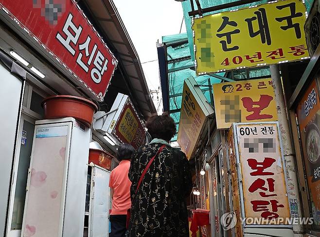 폐업 개식용농장에 마리당 최대 60만원 (서울=연합뉴스) 류영석 기자 = 농림축산식품부가 '개식용종식 기본계획'을 발표한 26일 서울의 한 보신탕 집앞에 시민들이 오가고 있다.
    농식품부에 따르면 농장주는 시군구에 신고한 연평균 사육 마릿수를 기준으로 마리당 폐업 시기별 최대 60만 원, 최소 22만5천원을 각각 지원받게 된다.
    이외 폐업하는 유통상인과 식품접객업자 대상으로는 중소벤처기업부의 폐업 소상공인 지원사업과 연계해 점포 철거비(최대 400만원)와 재취업 성공수당(최대 190만원)가 지원된다. 2024.9.26 ondol@yna.co.kr