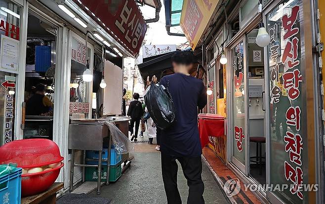 농식품부, 개식용종식 기본계획 발표 (서울=연합뉴스) 류영석 기자 = 농림축산식품부가 '개식용종식 기본계획'을 발표한 26일 서울의 한 보신탕 집앞에 시민들이 오가고 있다.
    농식품부에 따르면 농장주는 시군구에 신고한 연평균 사육 마릿수를 기준으로 마리당 폐업 시기별 최대 60만 원, 최소 22만5천원을 각각 지원받게 된다.
    이외 폐업하는 유통상인과 식품접객업자 대상으로는 중소벤처기업부의 폐업 소상공인 지원사업과 연계해 점포 철거비(최대 400만원)와 재취업 성공수당(최대 190만원)가 지원된다. 2024.9.26 ondol@yna.co.kr