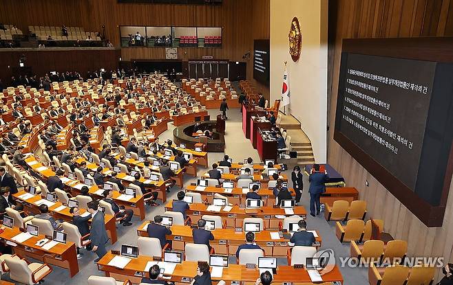 '대통령 거부' 방송 4법 등 재표결 진행 (서울=연합뉴스) 김주형 기자 = 26일 국회에서 열린 본회의에서 '방송 4법'(방송법·방송문화진흥회법·한국교육방송공사법·방송통신위원회법 개정안)과 '전 국민 25만원 지원법'(민생회복지원금지급 특별조치법), '노란봉투법'(노동조합 및 노동관계조정법 개정안) 등의 법안 제의 건 재표결이 진행되고 있다. 2024.9.26 kjhpress@yna.co.kr