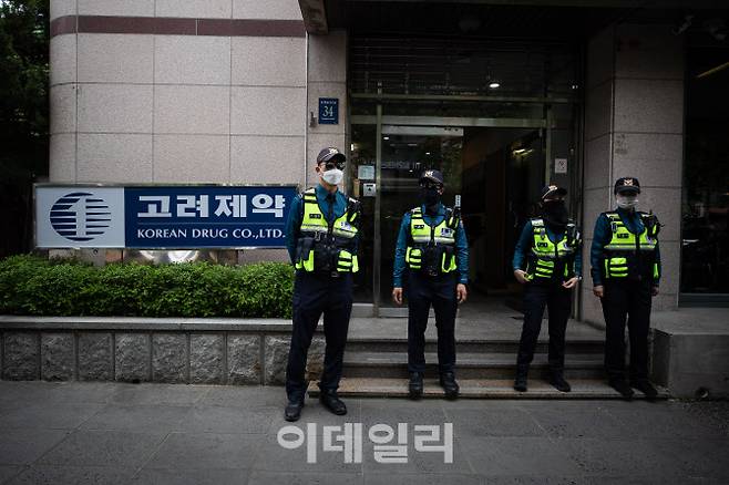 지난 4월 29일 ‘불법 리베이트’ 혐의로 경찰이 압수수색을 진행중인 서울 강남구 고려제약 본사 모습 (사진=뉴스1)