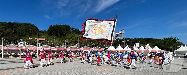 전북자치도 진안군의 무형 유산인 중평농악과 진안고원형옹기장이 오는 10월 3~6일 마이산 북부 일원에서 열리는 홍삼축제에서 공개 시연회를 진행한다.(진안군 제공)2024.9.27/뉴스1