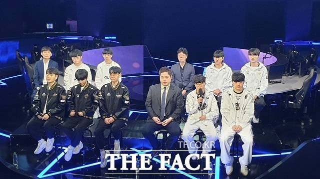 26일 오후 서울 종로구 LCK아레나에서 '2024 리그오브레전드 월드 챔피언십' 미디어데이가 열린 가운데 젠지 '기인' 김기인이(오른쪽 아랫줄 가운데) 취재진 질문에 답하고 있다. /최승진 기자