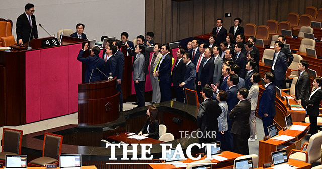 26일 본회의에선 윤 대통령의 거부권을 행사했던 방송4법, 노란봉투법, 민생회복지원금법은 여당의 반대로 최종 폐기됐고, 민주당도 여당이 추천해 통과하기로 합의했던 한석호 위원을 부결시켜 소동이 생기기도 했다. /남윤호 기자