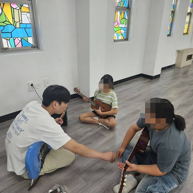 아이들과 함께 음악 동아리 활동을 하고 있는 한준수 복지사의 모습. 사진=본인 제공