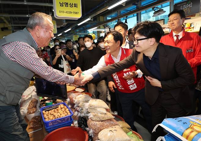 한동훈 국민의힘 대표가 27일 오전 인천 강화군 강화읍 풍물시장을 찾아 상인들에게 박용철 강화군수 보궐선거 후보의 지지를 호소하고 있다. 2024.09.27. 뉴시스