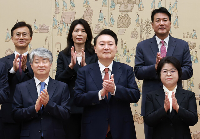 윤석열 대통령이 27일 서울 용산 대통령실 청사에서 열린 신임 헌법재판관 임명장 수여식에서 김복형 헌법재판관에게 임명장을 수여한 뒤 김 재판관 부부, 대통령실 참모진과 함께 기념 촬영을 하고 있다. 연합뉴스