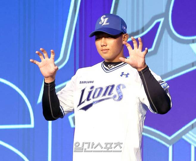 2025 KBO 신인 드래프트가 11일 오후 서울 송파구 롯데호텔월드 크리스탈볼룸에서 열렸다. 대구고 배찬승이 삼성에 지명된 뒤 포토타임을 갖고 있다. 잠실=정시종 기자 capa@edaily.co.kr /2024.09.11.