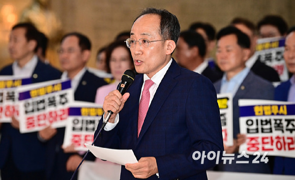 국민의힘 추경호 원내대표가 지난 19일 오후 서울 여의도 국회 로텐더홀에서 본회의를 앞두고 더불어민주당 규탄 발언을 하고 있다. [사진=곽영래 기자]