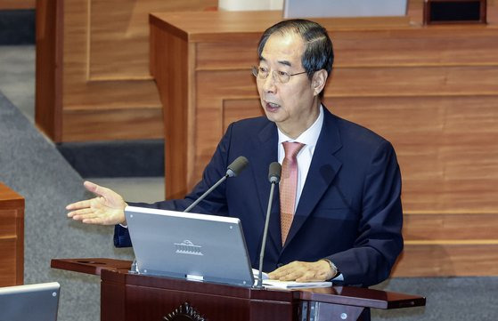 한덕수 국무총리가 지난 12일 국회 대정부질문에서 남인순 더불어민주당 의원의 질문에 답변하고 있다. 김성룡 기자.