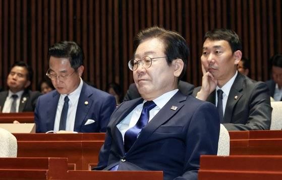 이재명 더불어민주당 대표가 26일 국회에서 열린 의원총회에 참석해 있다. 김성룡 기자