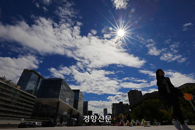 서울 광화문광장 위로 파란 하늘이 펼쳐져 있다. 조태형 기자