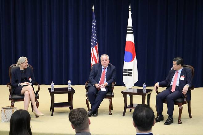 US Senior Official for the Asia-Pacific Economic Cooperation Ambassador Matthew Murray (center) and American Chamber of Commerce Chairman and CEO James Kim (right) speak during the Washington Door Knock meeting hosted by AmCham on Sept. 9-12 in Washington DC. (AmCham)