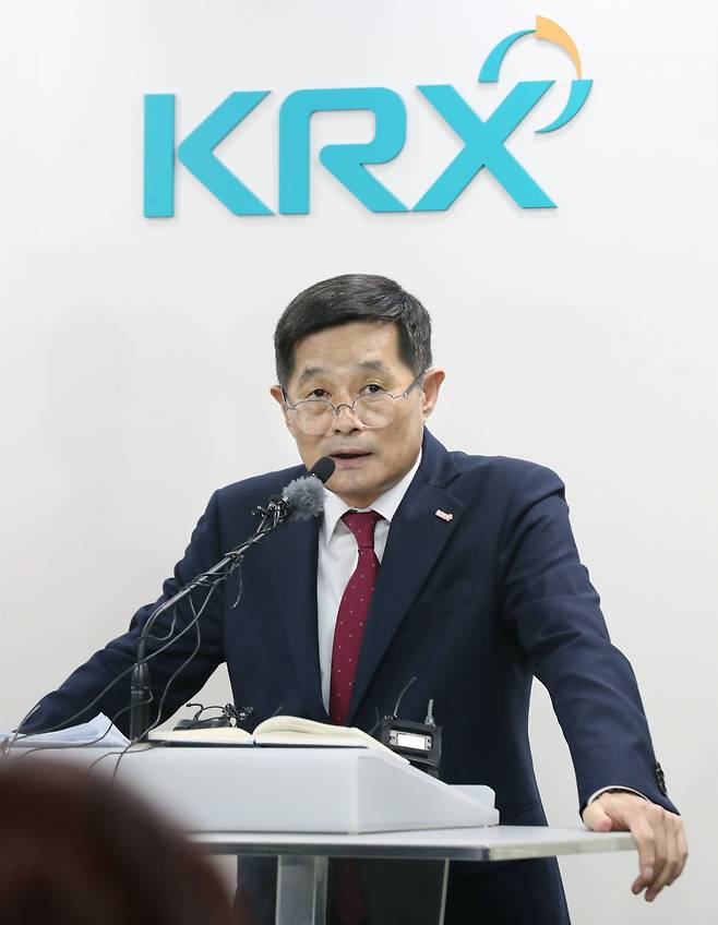 Yang Tae-young, head of the Kospi market division at the Korea Exchange, speaks during a press conference held at the bourse operator's office in western Seoul on Thursday. [NEWS1]