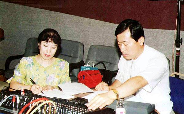 안정복(오른쪽) EM미디어 대표가 1990년대 중반 극동방송 라디오 부스에서 찬양반주기를 사용하기 전 선곡표를 검토하고 있다.