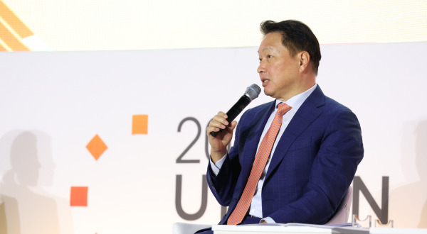 On the 25th, Chey Tae-won, chairman of SK Group, attended the closing ceremony of the ‘2024 Ulsan Forum’ at the Ulsan Exhibition and Convention Center, explaining innovation strategies for Ulsan utilizing technology and culture. (SK Innovation)