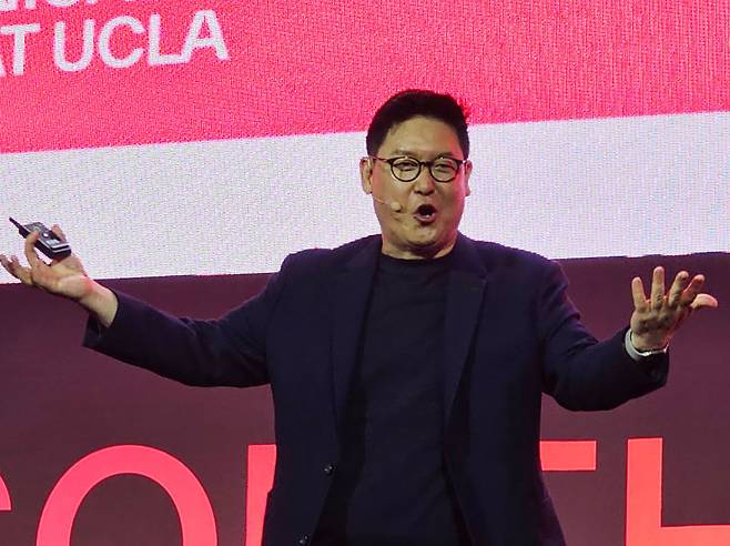 기조강연을 하고 있는 데니스 홍 미국 UCLA 교수./사진=이민호기자