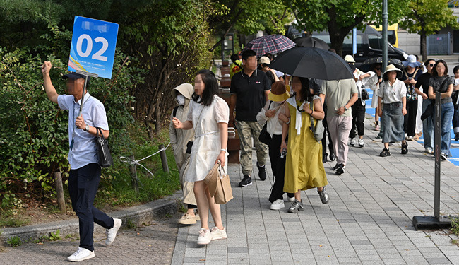 저질 관광은 그만 27일 오전 서울 종로구 경복궁 인근에서 중국인 관광객들이 가이드를 따라 이동하고 있다.   백동현 기자