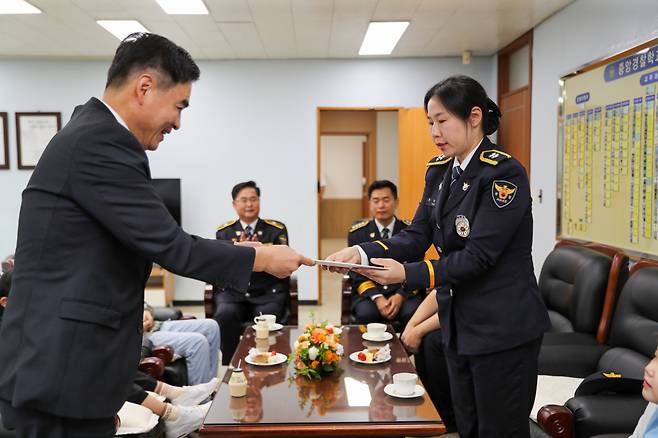 윤석열 대통령이 준비한 축하 서한과 선물을 충북 충주시 소재 중앙경찰학교에서 조상명 국정상황실장이 윤은정 순경에게 전달하고 있다. [대통령실]