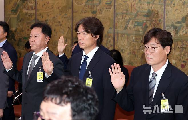 [서울=뉴시스] 고승민 기자 = 홍명보(가운데) 국가대표팀 감독이 지난 24일 서울 여의도 국회에서 열린 문화체육관광위원회의 대한축구협회 등에 대한 현안질의에서 증인 선서를 하고 있다. 왼쪽은 정해성 전 국가대표전력강화위원장, 오른쪽은 이임생 대한축구협회 기술총괄이사. 2024.09.24. kkssmm99@newsis.com