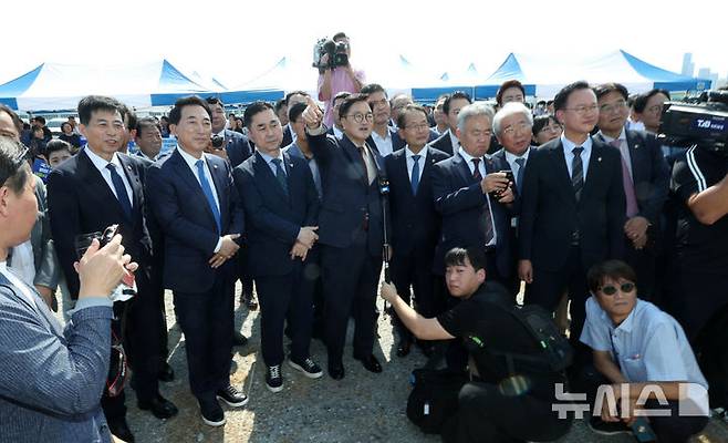 [세종=뉴시스] 고범준 기자 = 우원식 국회의장, 송재호 건립위원장, 김민기 건립위원 등이 27일 세종특별자치시 국회세종의사당 예정 부지를 방문해 관계자로부터 설명을 듣고 있다. 2024.09.27. bjko@newsis.com