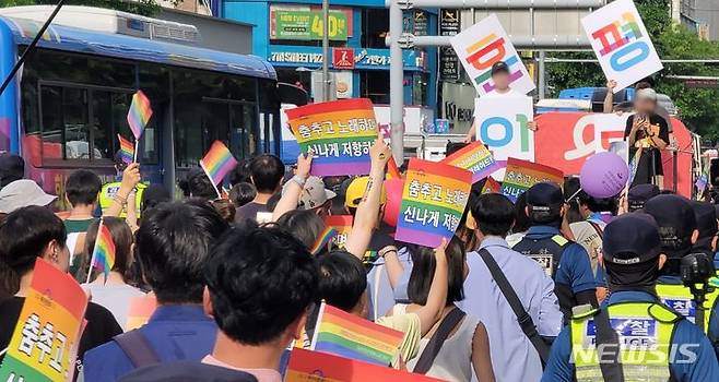 [대구=뉴시스] 이상제 기자 = 17일 오후 대구시 중구에서 제15회 대구퀴어문화축제가 개최됐다. 축제 참가자들은 중앙로역을 시작으로 공평네거리 반월당네거리 일대를 행진했다. 2023.06.17. king@newsis.com