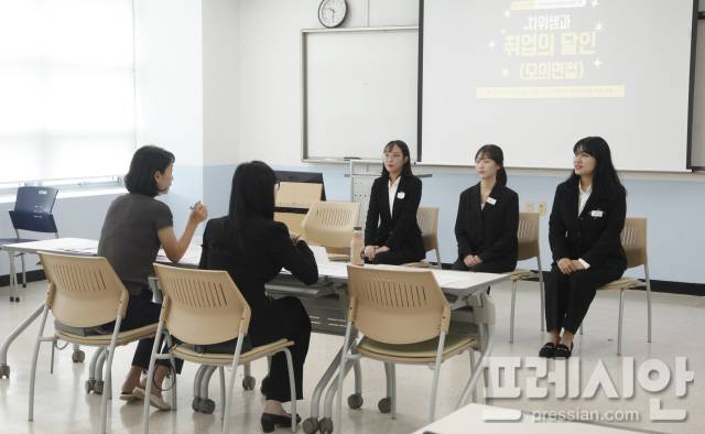 ▲마산대학교 치위생과는 27일 청강기념관에서 산업체 실무자가 참여하는 ‘모의 면접 ‘취업의 달인’과 ‘멘토와 함께 톡 톡’ 행사를 가졌다. ⓒ마산대