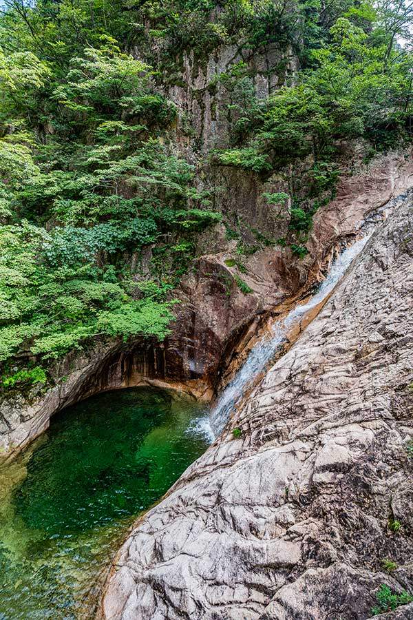 양폭대피소 이후엔 폭포 옆으로 난 길을 따라 올랐다.