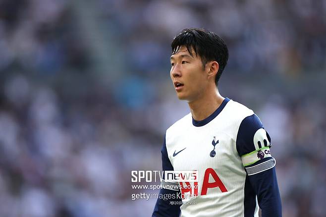 ▲ 근래 축구계 화두는 늘어난 경기수에 따른 선수들의 파업 가능성이다. 유럽축구연맹과 국제축구연맹이 새로운 대회를 창설하거나 기존 규모에서 크게 확장하는 방식으로 경기수를 대폭 늘리고 있다. 선수들의 건강은 생각하지 않고 오로지 수입에 초점을 맞춘 결과다. 혹사를 피하기 어려워진 선수들이 행동에 나섰다. 로드리와 케빈 더 브라위너, 알리송 등이 파업 가능성을 언급한 가운데 손흥민도 소신 발언에 동참했다.