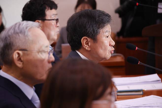 ▲ 정몽규&nbsp;대한축구협회장과 홍명보 축구 국가대표팀 감독이 24일 서울 여의도 국회에서 열린 문화체육관광위원회 전체회의에 출석하고 있다. 2013년 대한축구협회장을 처음 맡은 정 회장은 올해 세 번째 임기가 끝난다. 정 회장은 아직 공개석상에서 4선 도전 여부를 밝힌 적은 없지만 지난 5월 아시아축구연맹(AFC) 집행위원에 선출되면서 4연임에 도전하는 것이 아닌가라는 목소리가 나왔다. 축구협회 회장 임기는 4년이며, 1회에 한해 연임할 수 있다. 다만 대한체육회 스포츠공정위원회의 심의를 거쳐 연임 횟수 제한의 예외를 인정받을 수 있다. ⓒ&nbsp;연합뉴스