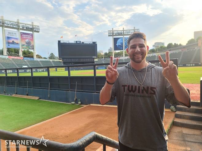 LG 외국인 타자 오스틴이 최근 잠실야구장에서 스타뉴스와 인터뷰를 마친 뒤 환하게 웃으며 포즈를 취하고 있다. /사진=김우종 기자