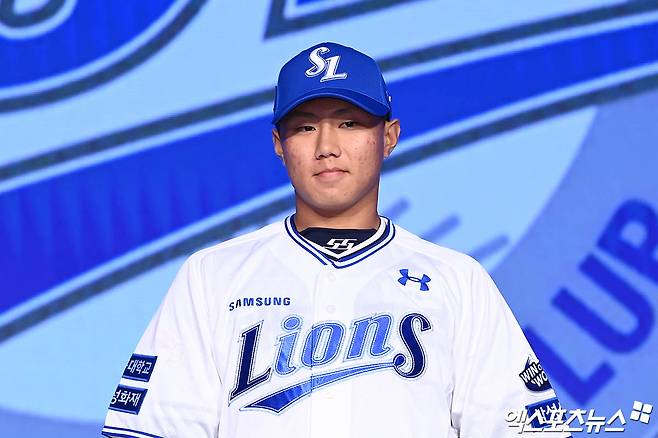 11일 오후 서울 신천동 롯데호텔 월드에서 열린 '2025 KBO 신인 드래프트'에 참석한 대구고 배찬승이 1라운드 3순위로 삼성 라이온즈에 지명된 뒤 기념 촬영을 하고 있다. 엑스포츠뉴스 DB