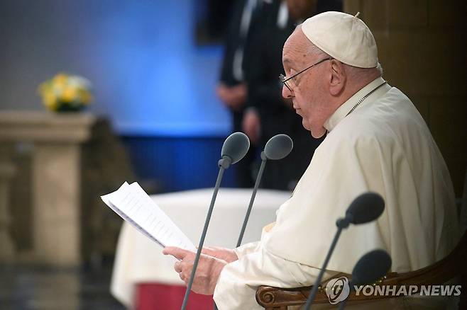 룩셈부르크 노트르담성당 가톨릭 공동체 회의 참석한 교황 [AFP/바티칸미디어 연합뉴스]