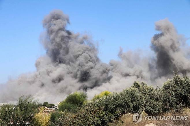 26일(현지시간) 레바논 남부가 이스라엘군의 공습을 받고 있다. [AFP 연합뉴스. 재판매 및 DB 금지]