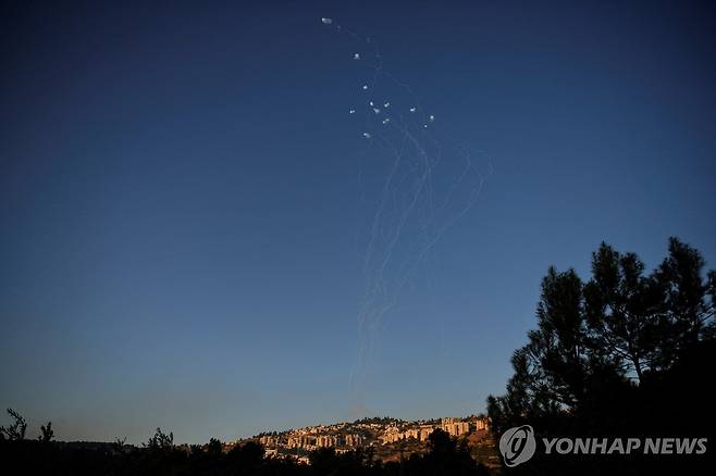 26일(현지시간) 레바논에서 이스라엘 북부 상공에 날아든 발사체 격추하는 '아이언돔' 방공망 [로이터 연합뉴스. 재판매 및 DB 금지]