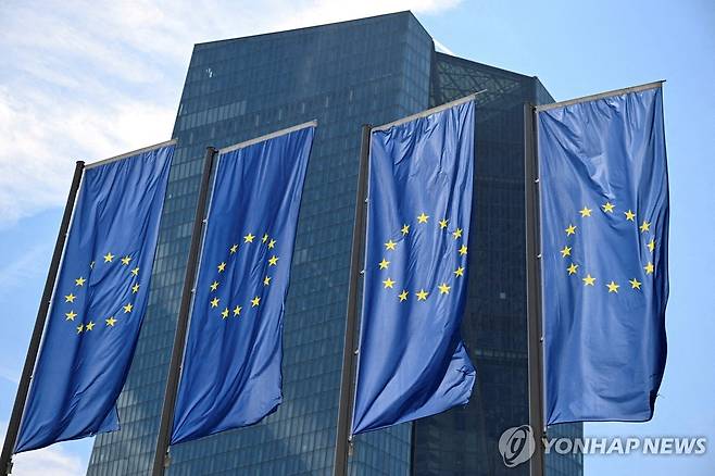 유럽중앙은행(ECB) 앞 EU 기 [로이터 연합뉴스 자료사진.재판매 및 DB 금지]