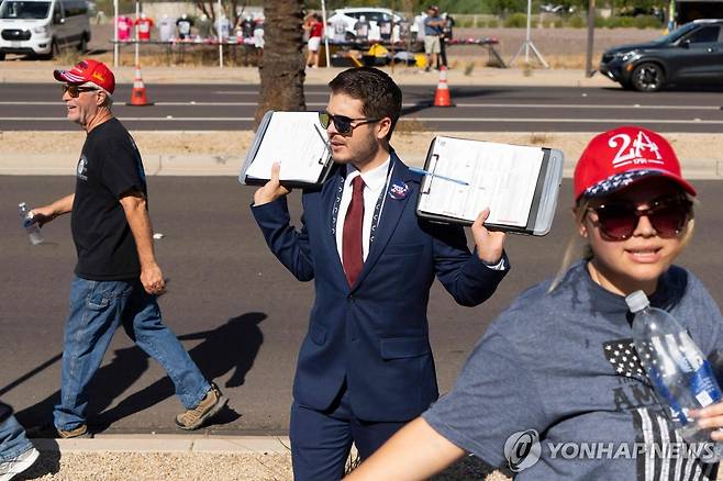 유권자 등록을 권유하는 트럼프 지지자 [AFP 연합뉴스 자료사진]