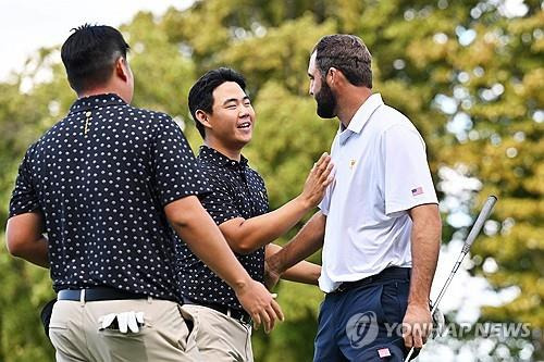 셰플러와 인사를 나누는 김주형과 임성재. [AFP/게티이미지=연합뉴스]