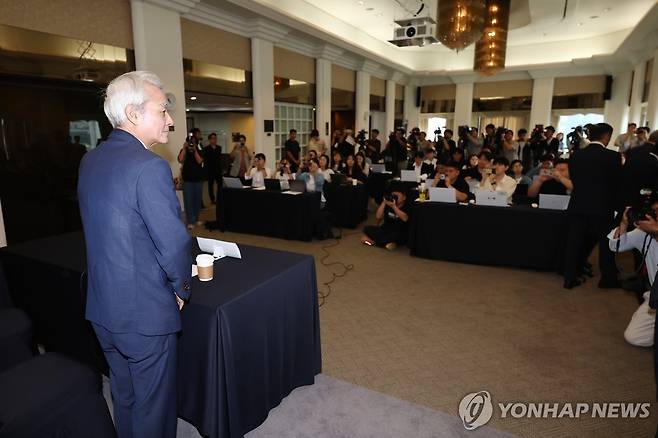 '고려아연 공개매수' 기자간담회 연 강성두 영풍 사장 (서울=연합뉴스) 류영석 기자 = 강성두 영풍 사장이 27일 오전 서울 중구 프레스센터에서 열린 고려아연 공개매수 관련 기자간담회에 참석하고 있다. 2024.9.27 ondol@yna.co.kr